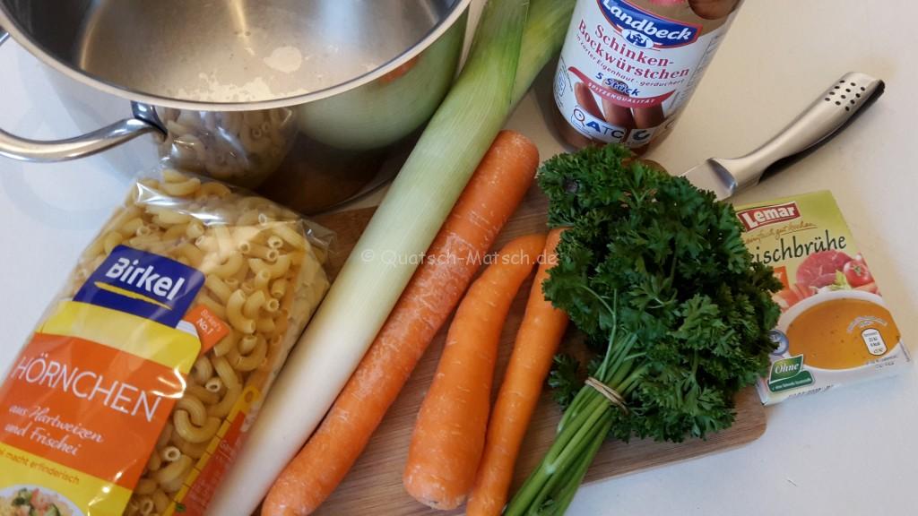 Gemüsesuppe mit nudeln und würstchen