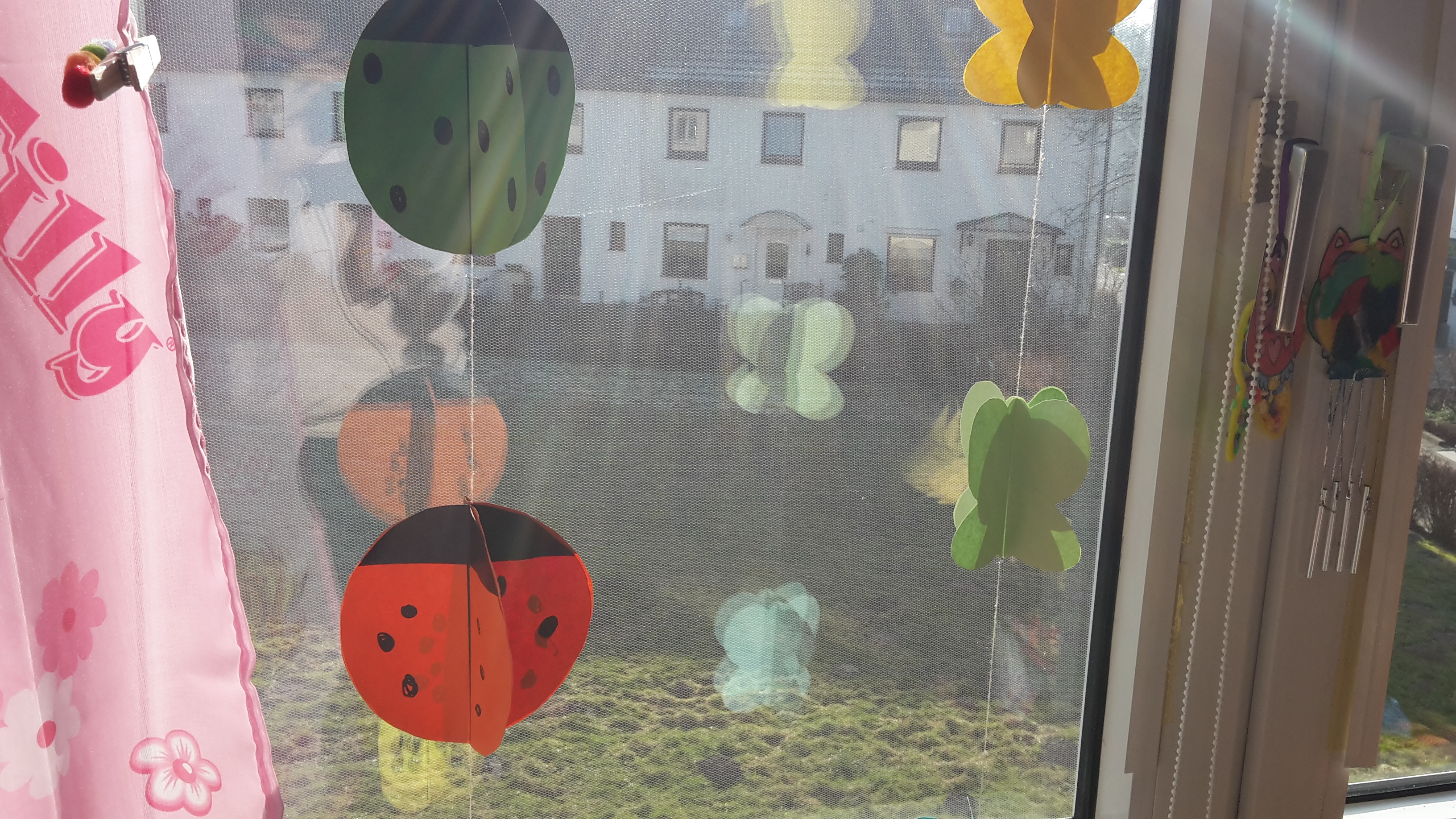 Marienkäfer und Schmetterlings Fensterdeko basteln