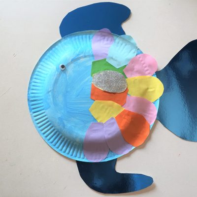 Regenbogenfisch aus Pappteller mit Kindern basteln