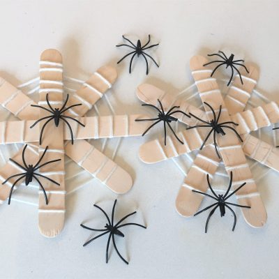 Spinnennetz mit Eisstäbchen – Basteln für Halloween