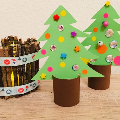 Weihnachtsbäume aus Toilettenpapierrollen – Basteln mit Kindern