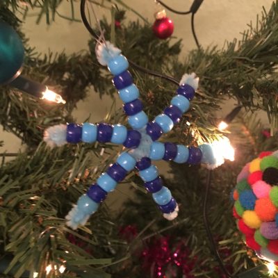 Perlensterne für den Weihnachtsbaum – Basteln mit Kindern