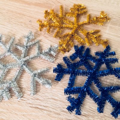 Schneeflocken aus Pfeiffenreiniger – Basteln mit Kindern
