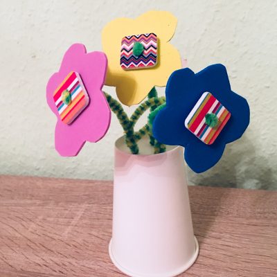Bunte Blumen aus Moosgummi und Pfeiffenreiniger – Basteln mit Kindern