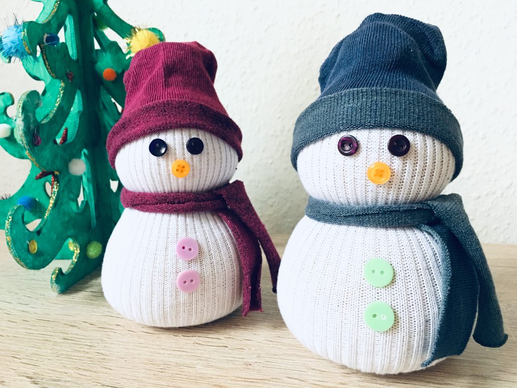 Sockenschneemann mit Kindern basteln Weihnachtsdeko selber machen