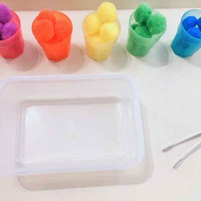 Farben sortieren in Bechern – Montessori