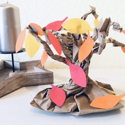 Herbstbaum aus Papier basteln – Upcycling im Herbst