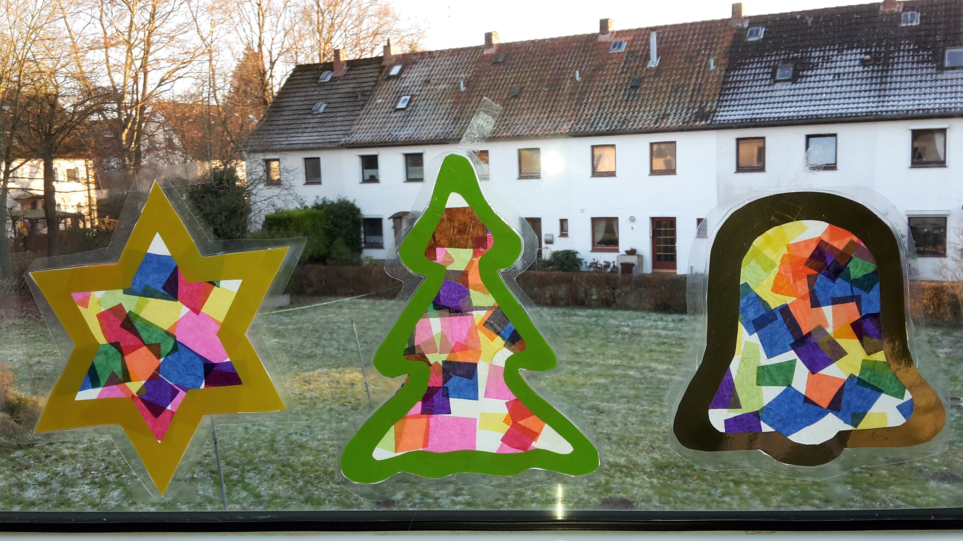 Weihnachtliche Fensterbilder aus Transparentpapier