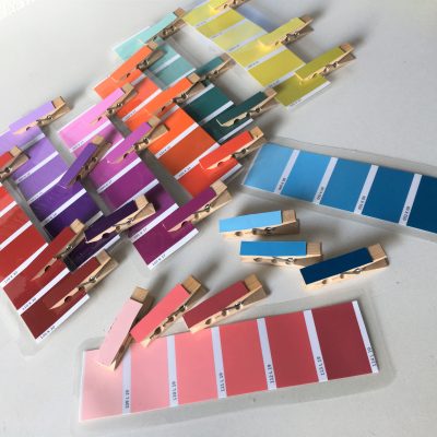 Farben sortieren mit Wäscheklammern – Montessori