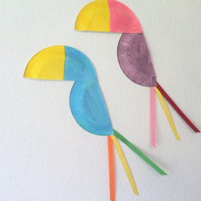 Papagei aus Pappteller – Basteln mit Kindern