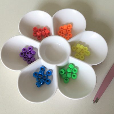 Perlen sortieren – Montessori