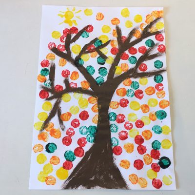 Herbstbaum mit Korken gestalten – Basteln mit Kindern