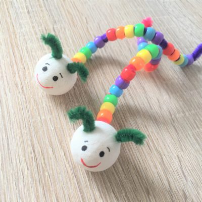 Raupe aus Pony Beads – Basteln mit Kindern