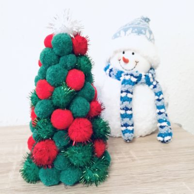 Weihnachtsbaum aus PomPoms – Basteln mit Kindern